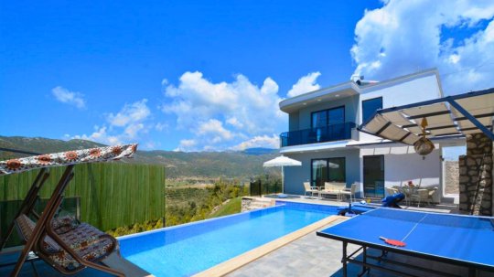 Villa Mervan. Villa Mervan Kalkan Sarıbelen bölgesinde yer alan, jakuzili, kapalı havuz ısıtmalı, muhafazakar 